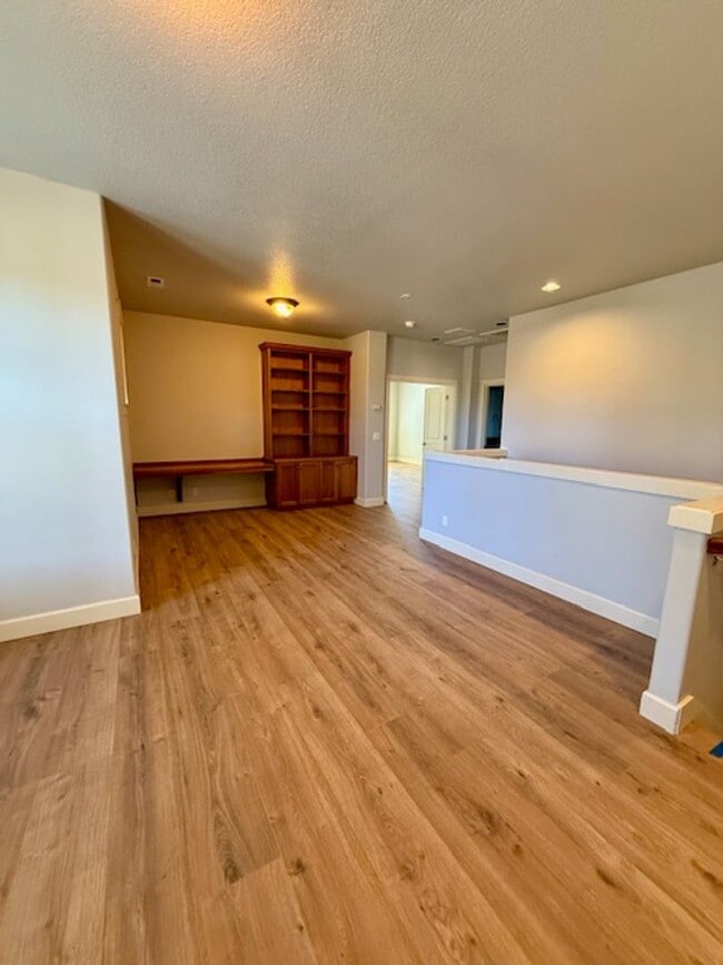 Building Photo - Stunning 4-Bedroom Aspen Rim Home in Bend!