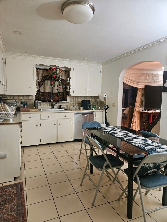 Building Photo - 12 Brookside Ave W