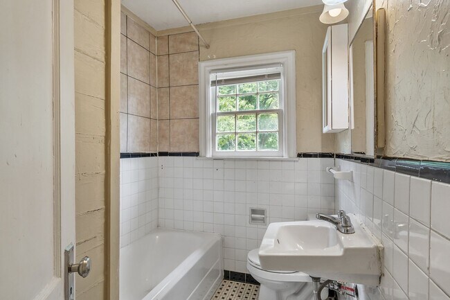 Building Photo - 132 Rowland Pl