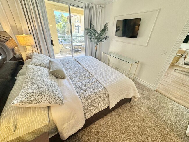 Building Photo - Great opportunity condo in a highly desirable central Las Vegas location