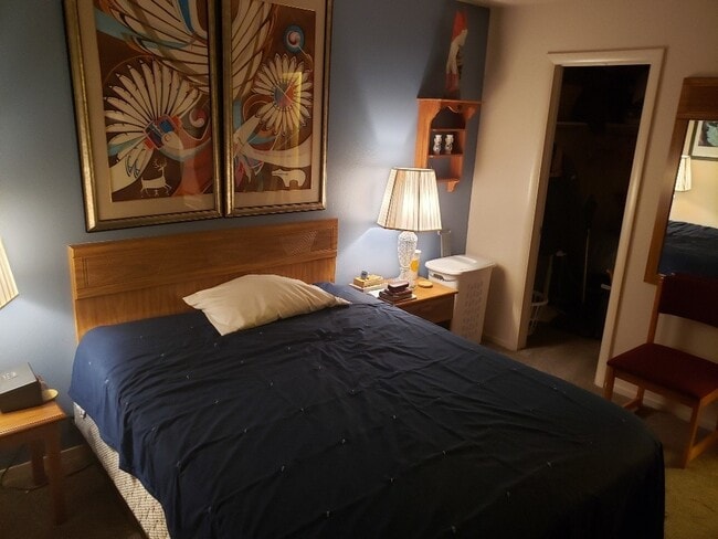 Building Photo - ** Smokey Lane 1 Bedroom 1 Bath Lower Leve...