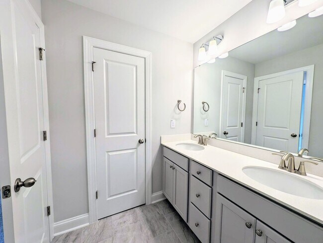 Building Photo - Barrington Dream Home