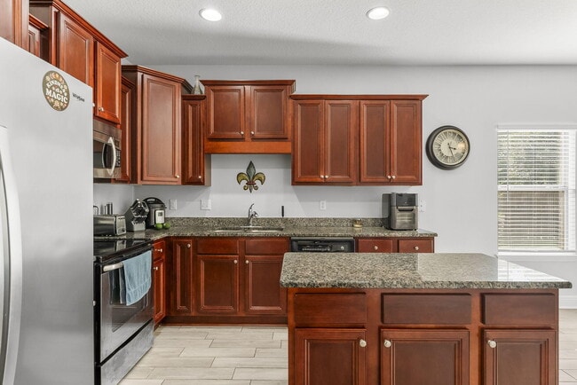 Building Photo - 526 Camellia Ct