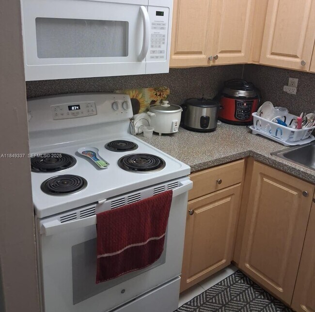 Building Photo - 8007 W 6th Ave