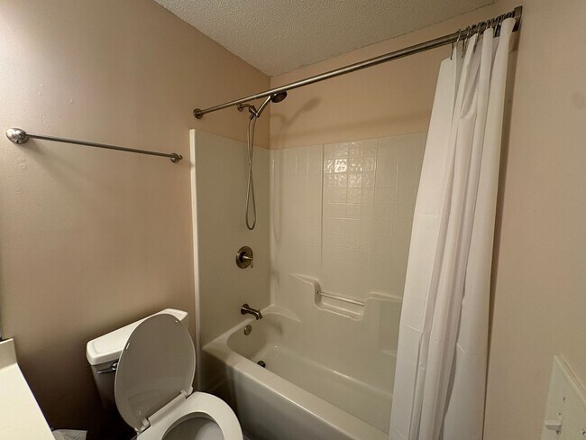 Building Photo - Modern & Spacious Townhome Beside Riverside High School!