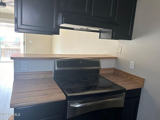 Building Photo - 2 bedroom upstairs unit