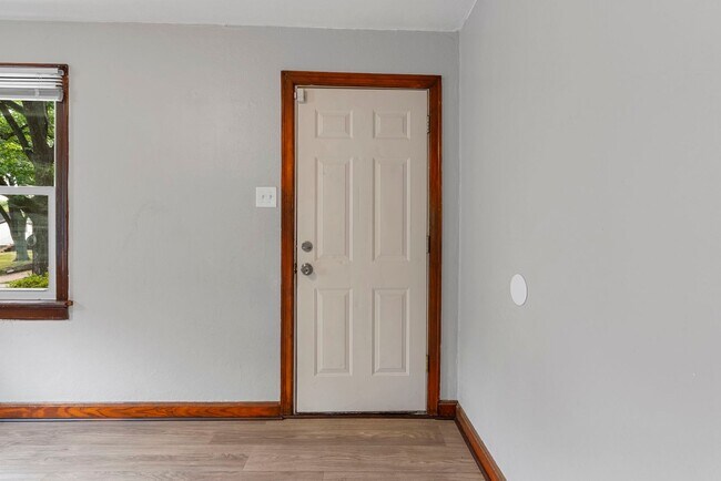 Building Photo - Charming Updated 2 Bed, 1 Bath Ranch – A H...