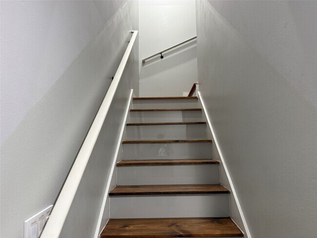 Building Photo - 6610 Haight St