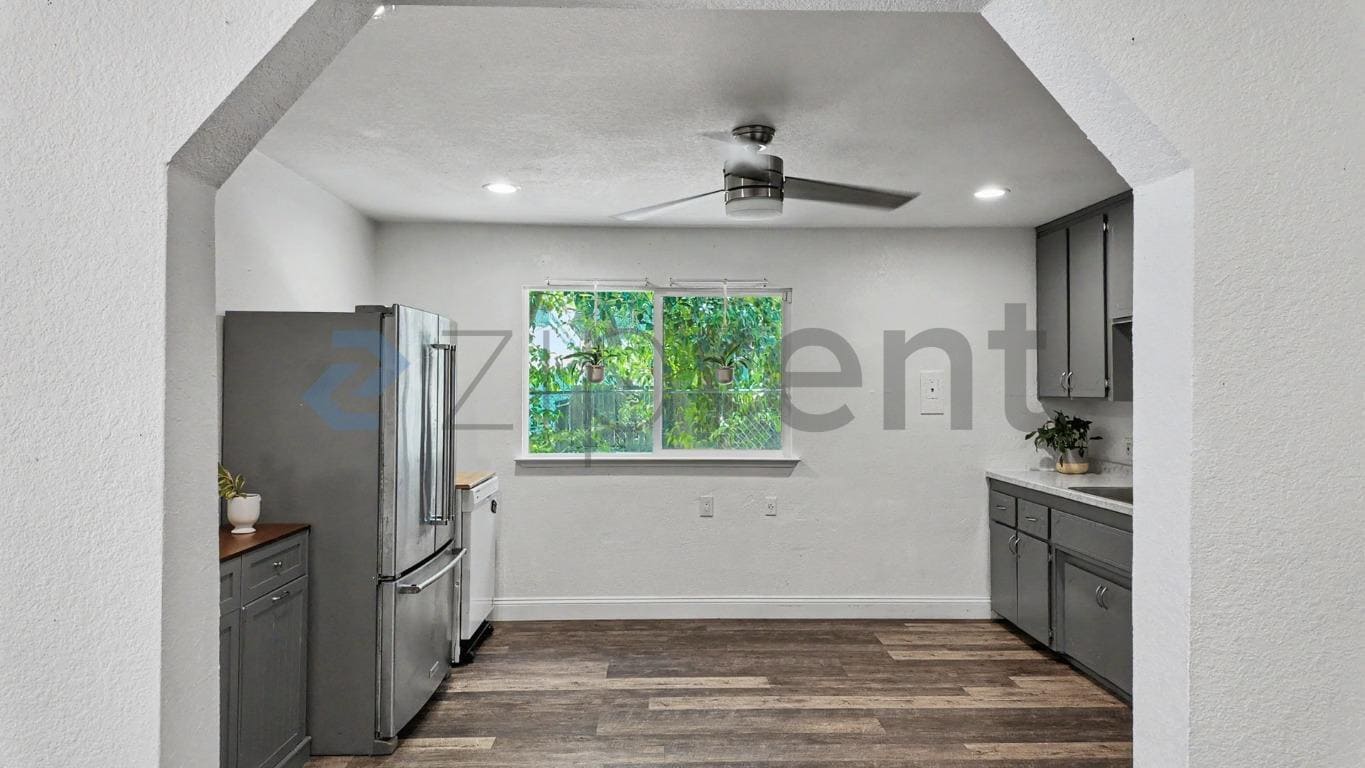 Building Photo - Unit