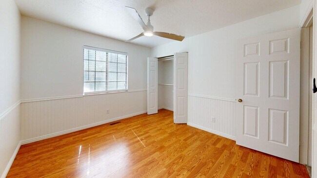 Building Photo - Freshly Updated Gem in Desirable East Side Sandy