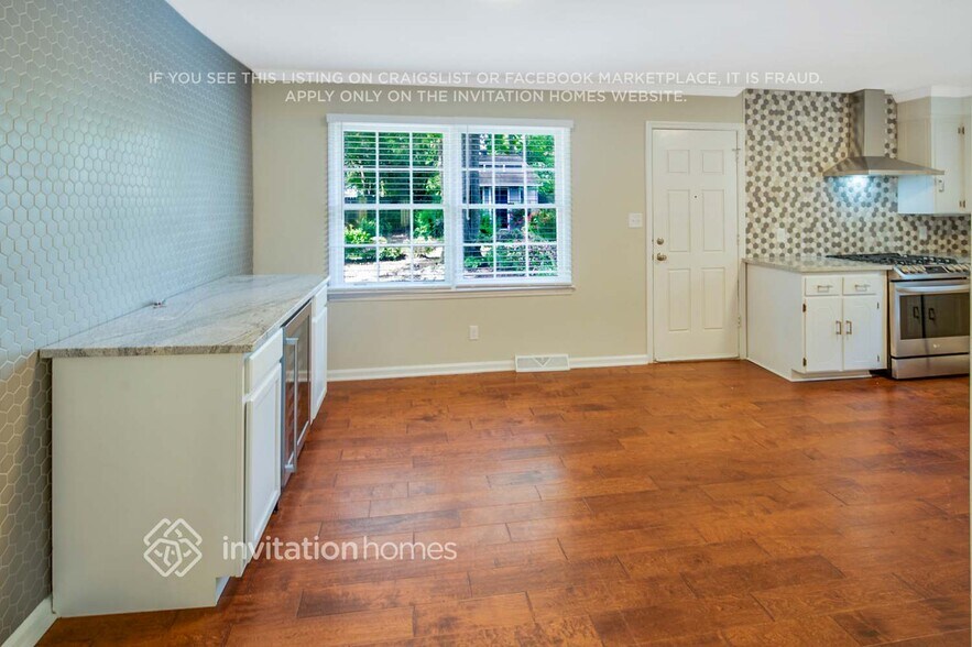 Building Photo - 929 Eaglewood Ave