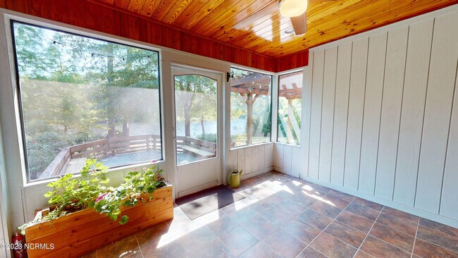 Building Photo - 245 Lakeside Dr