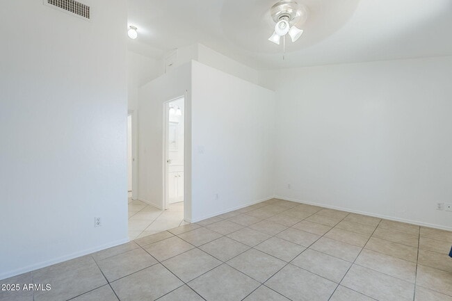 Building Photo - 678 S Silver Dr