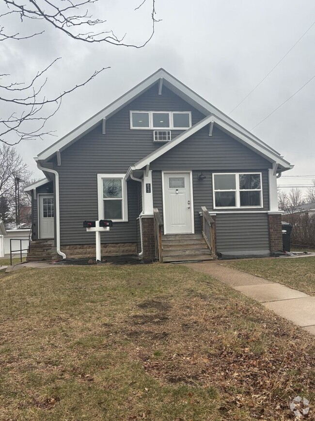 Building Photo - 1 Bed 1 Bath Upper Unit on the East Hill E...