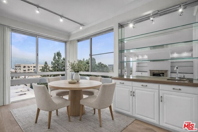 Building Photo - 320 N Maple Dr