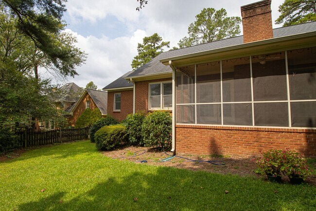 Building Photo - 2220 Montclair Dr