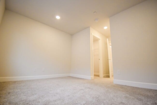 Building Photo - Beautiful 4 Bedroom 3.5 BA Home! Mother in Law Suite, Attached Garage & Top floor Bonus Room!