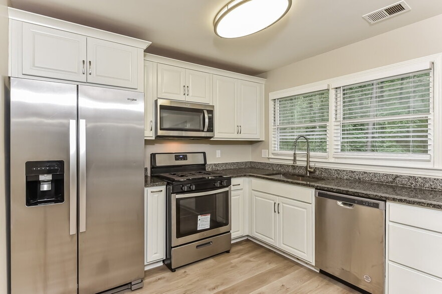 Building Photo - 3811 Eden Glen Dr SE