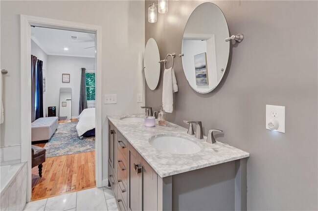 Building Photo - 2418 Bollingbrook Dr SW