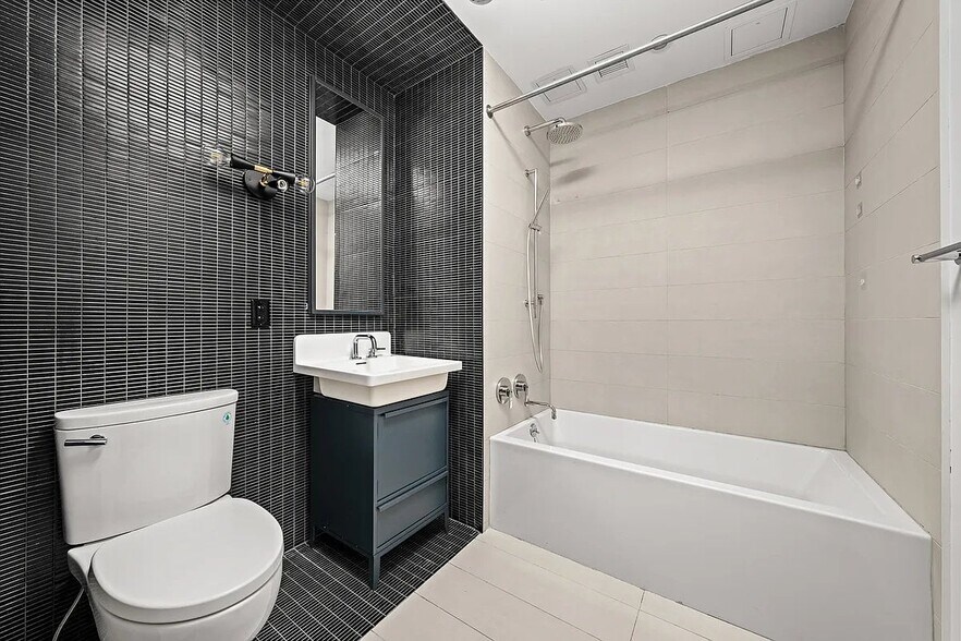 Building Photo - 123 Melrose St