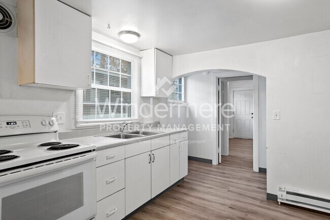 Building Photo - 1425 W 8th Ave