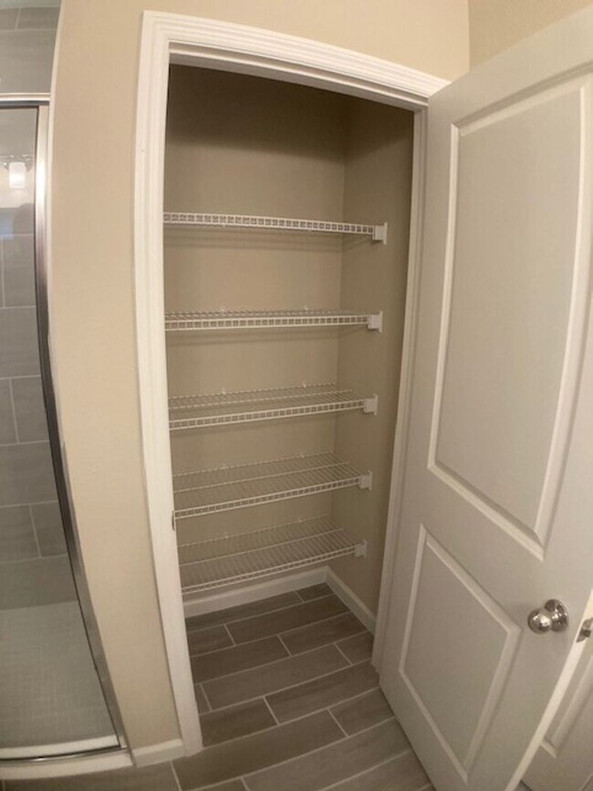 Building Photo - Stylish & Low-Maintenance Living in Oakleaf Community