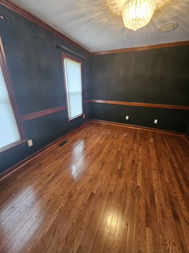 Building Photo - 402 E Raintree Ln