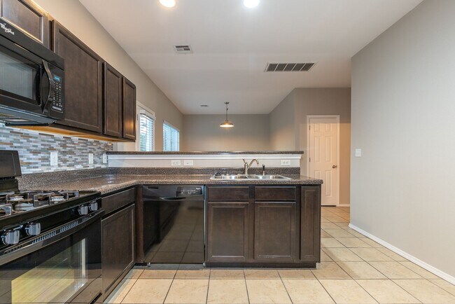 Building Photo - 3 Bed | 2.5 Bath in Broken Arrow!