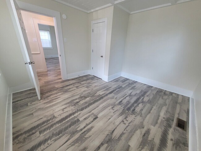 Building Photo - Newly renovated 4 bed 2 bath home in the h...