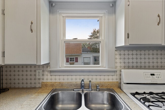 Building Photo - 629 St Clair Ave