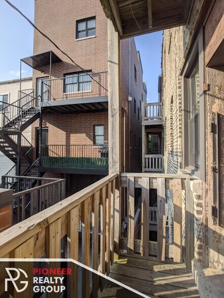Building Photo - 717 W Barry Ave