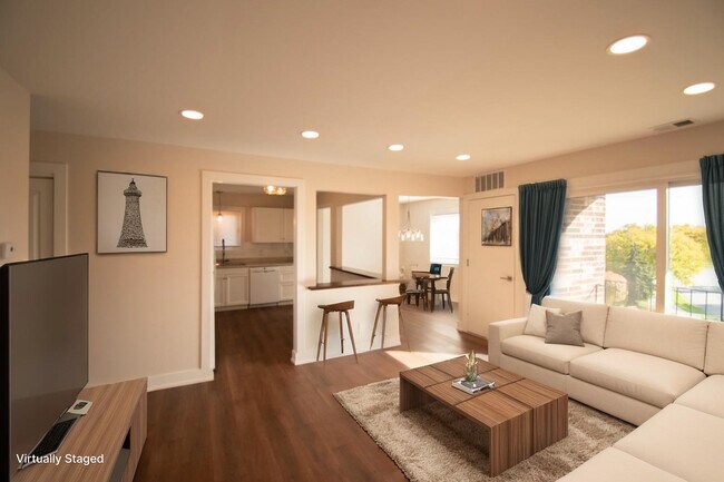 Building Photo - 14949 Lake View Dr