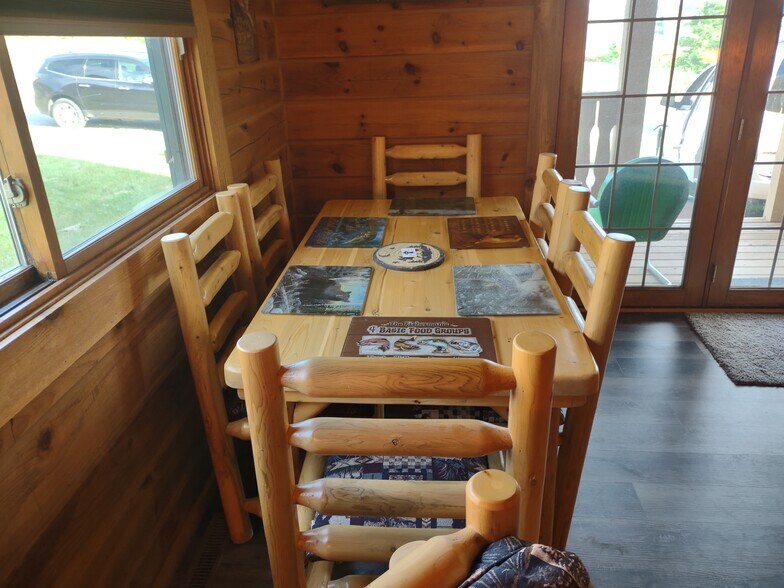 Table - 424 Overlook Ct