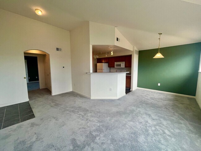Building Photo - ** Move in Special** Cozy 1 bed 1 bath in ...