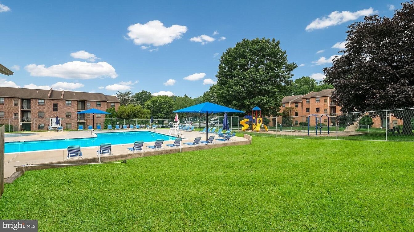 Building Photo - 2022 Valley Dr