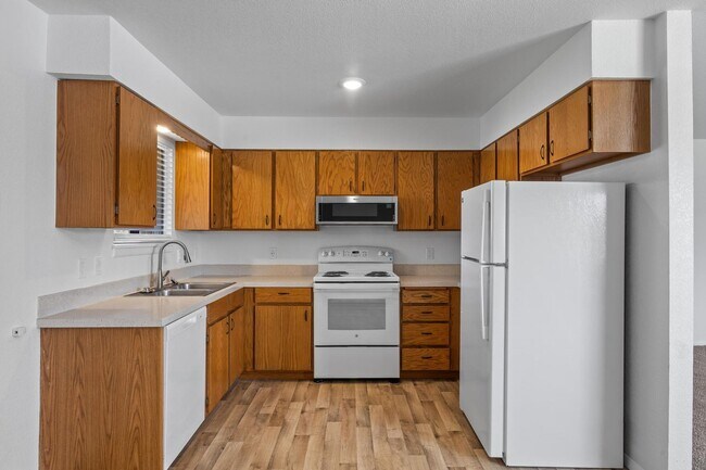 Building Photo - Large and Luxurious 2 Bed unit with giant yard, Pet Friendly, covered parking, washer and dryer i...