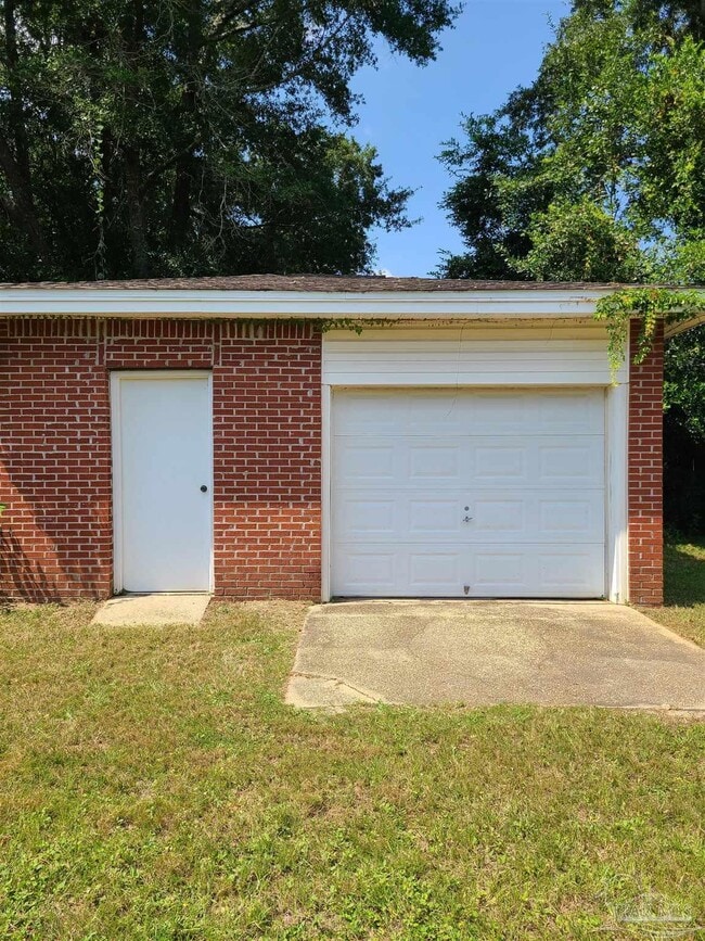 Building Photo - 670 Carlton Rd
