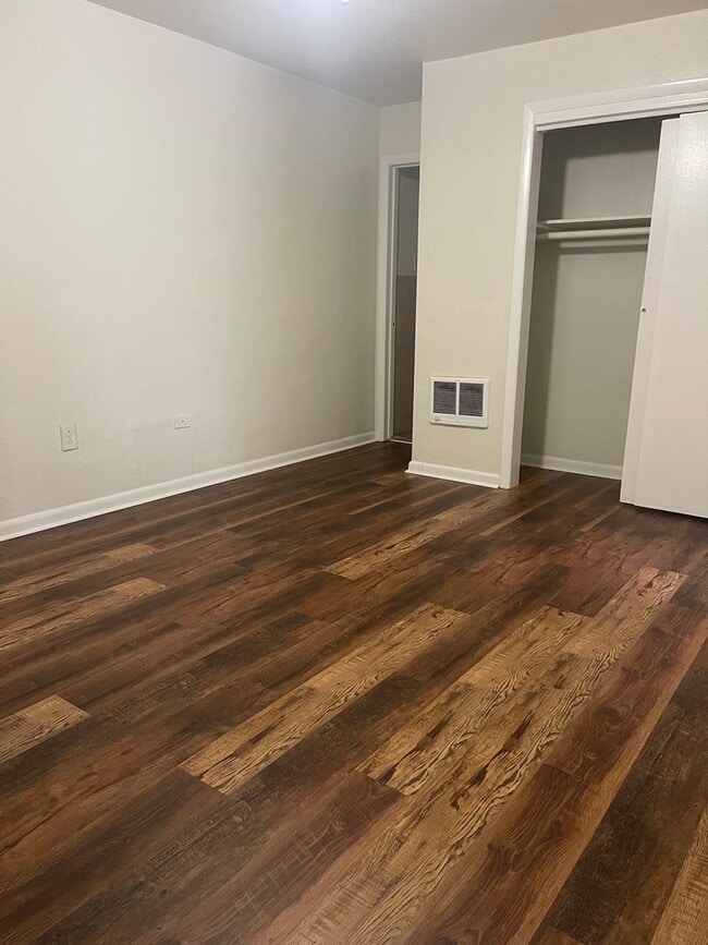 Building Photo - One bedroom, 1 bath Apartment on Airport Drive!