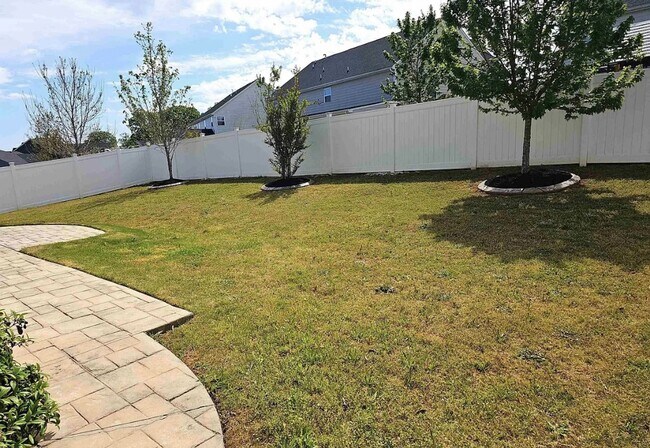 Building Photo - 3700 SF 4/4 Available Now!