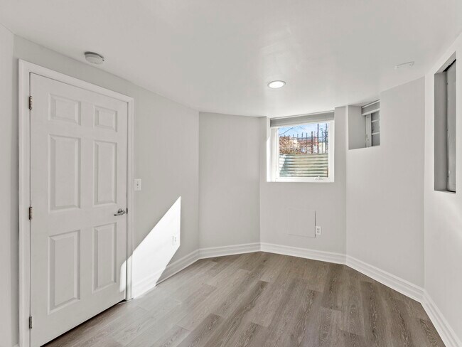 Building Photo - 1215 Otis Pl NW