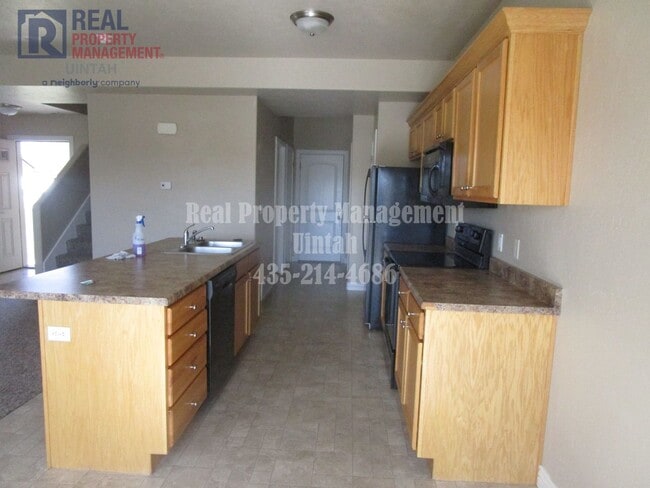 Building Photo - 3 Bed 2.5 bath Townhome