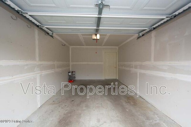 Building Photo - 2704 Bradford Commons Dr