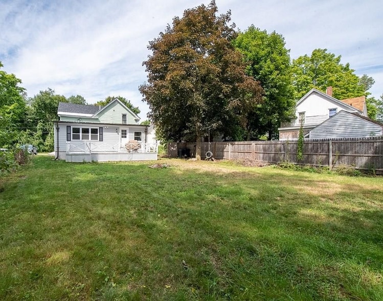 Building Photo - 5 Crescent St