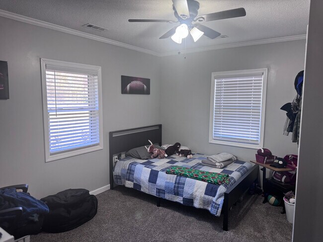 Building Photo - 102 Gracie St