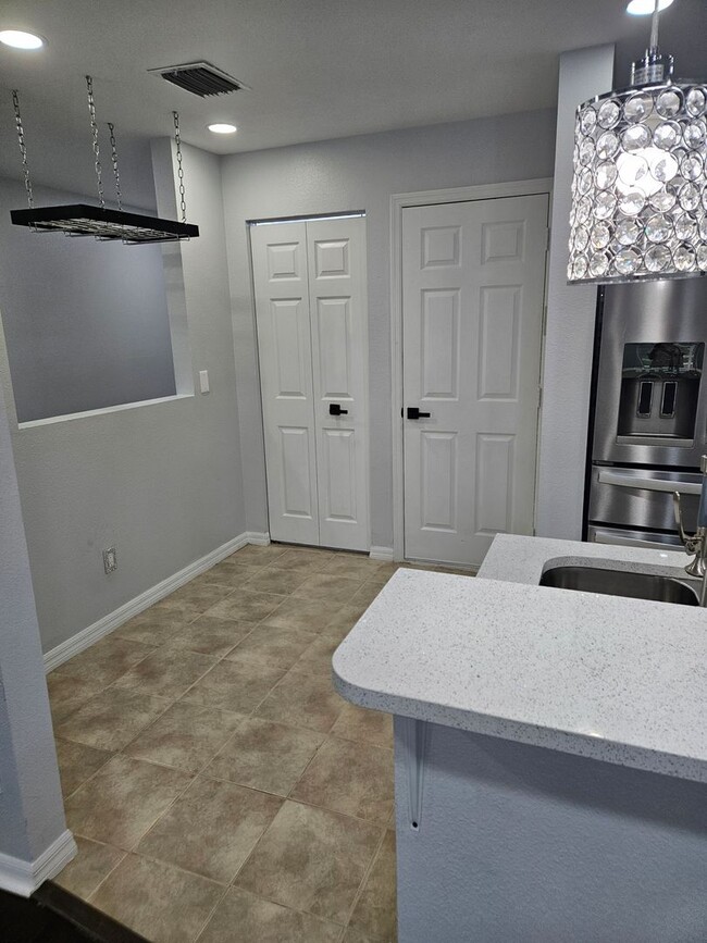 Building Photo - Stunning Fully Renovated Townhouse for ren...