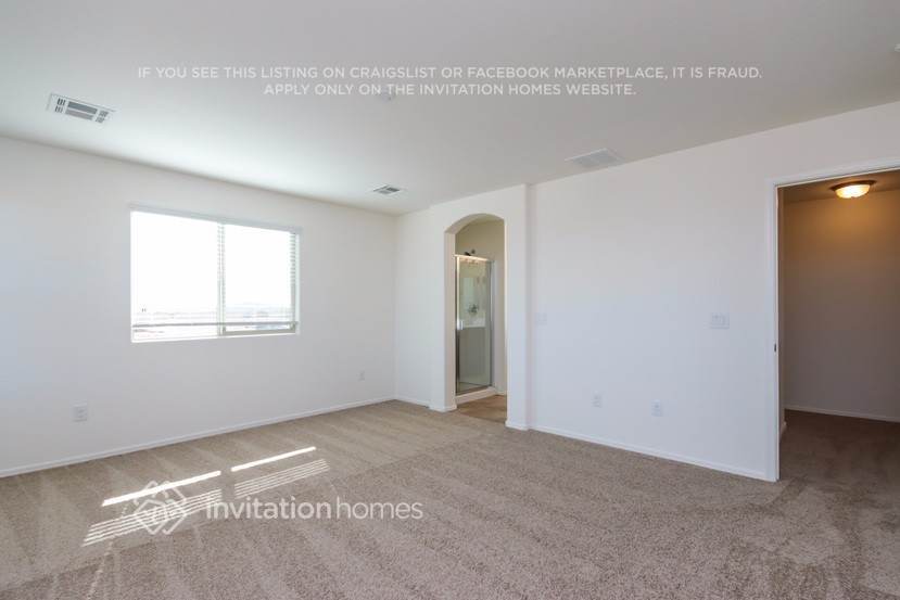 Building Photo - 1323 E Palomino Way