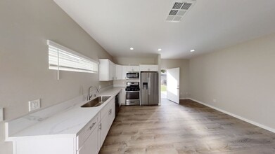 Building Photo - 4BD/2BA, Great Yard Space!