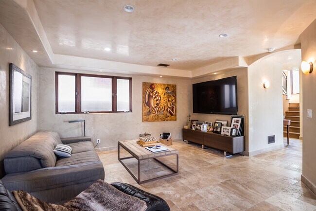 Building Photo - 221 30th St