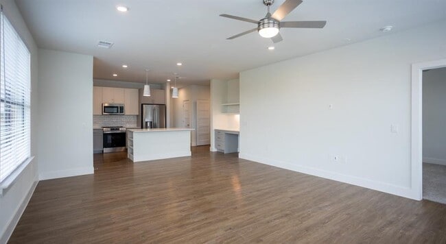 Building Photo - 11211 Nexus Ave.