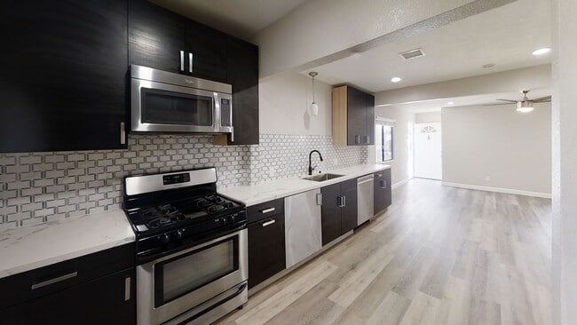Building Photo - Newly Renovated (2022)! 7BD/3BA